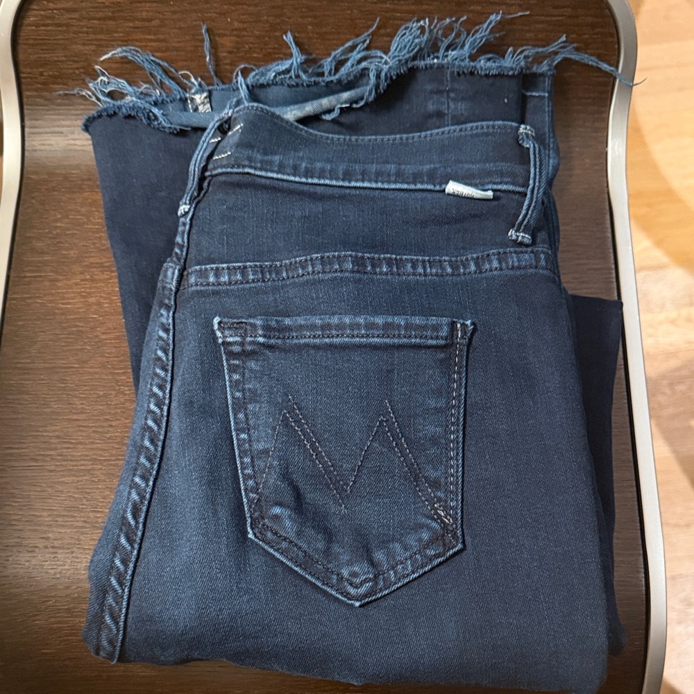 Mother The Weekender Fray - Dark Indigo (Chip on my Shoulder) wash